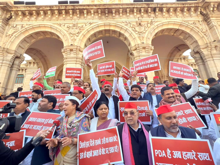 यूपी विधानमंडल बजट सत्र: सपा का प्रदर्शन, भाजपा सरकार के खिलाफ नारेबाजी