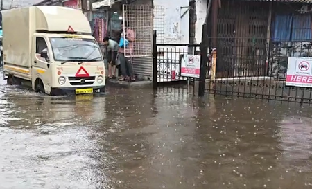 मुंबई में भारी बारिश से कई इलाकों में जलभराव, बीएमसी ने 7,000 कर्मचारियों को तैनात किया