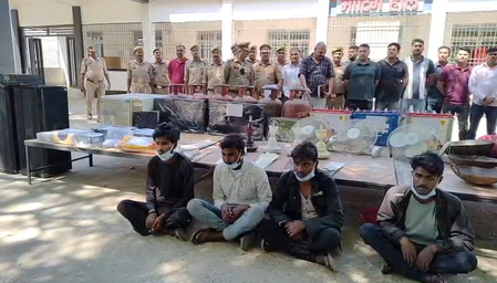 इटावा में चोरी के आरोप में चार गिरफ्तार, सर्दियों में स्कूलों को बनाते थे निशाना