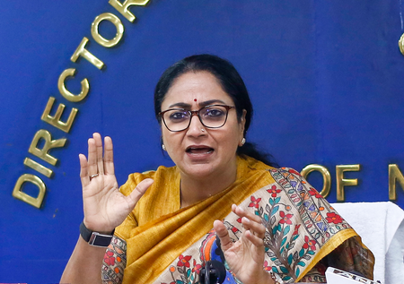 इस्तेमाल किए गए कपड़े इकट्ठा करने के लिए दिल्ली मेट्रो के 10 और अर्पण सेंटर बनाने की योजना: सीएम रेखा गुप्ता