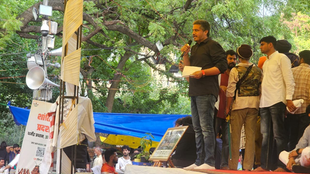 महाराष्ट्र: दिल्ली में छात्र विरोध प्रदर्शन स्थल पहुंचे रोहित पवार, सरकार पर साधा निशाना
