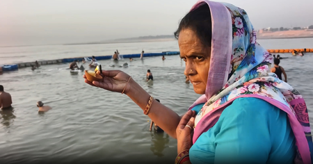 प्रयागराज संगम पर अक्षय तृतीया पर उमड़ा आस्था का सैलाब, हजारों श्रद्धालुओं ने लगाई पवित्र डुबकी