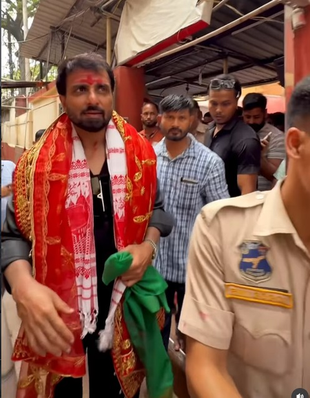 अभिनेता सोनू सूद ने किए असम के प्रसिद्ध कामाख्या देवी मंदिर के दर्शन