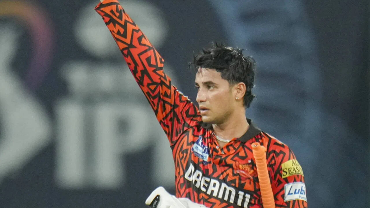 SRH vs RCB Highlights: अभिषेक शर्मा ने उडा दिया इतना लंबा तुफानी छक्का, गोली की रफ्तार से फोड़ दिया कार का शीशा