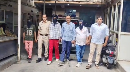 पुलिस ने दो कुख्यात स्नैचरों और चोरी का सामान खरीदने वाले एक व्यक्ति को किया गिरफ्तार