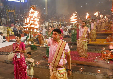 वाराणसी : 64 दिन बाद दशाश्वमेध घाट पर लौटी गंगा आरती, जलस्तर घटने से 84 घाटों का संपर्क बहाल