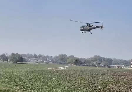 प्रयागराज: भारतीय वायुसेना का प्रशिक्षण विमान तालाब में गिरा, दोनों पायलट सुरक्षित