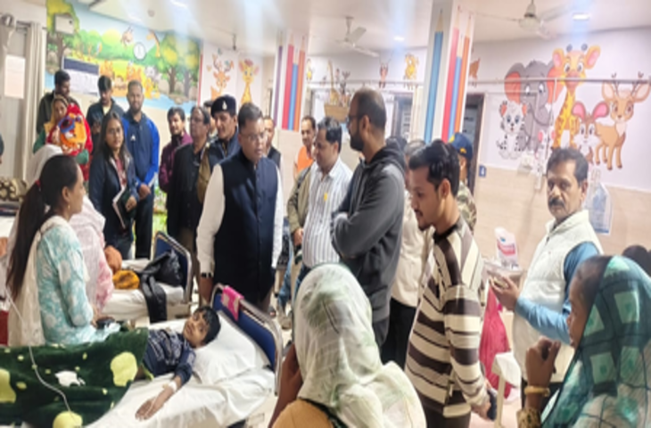 इंदौर: दूषित पानी से बीमार लोगों से मिलने अस्पताल पहुंचे कलेक्टर, उपचार की व्यवस्थाओं का लिया जायजा