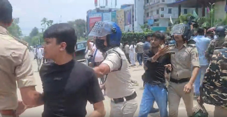 'बिहार बंद' के दौरान पटना में पथराव, पुलिस ने प्रदर्शनकारियों पर किया लाठीचार्ज
