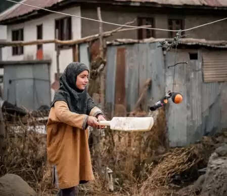 कबीर खान को कश्मीर में मिली स्मृति मंधाना की नन्ही फैन, क्रिकेटर ने बढ़ाया हौसला