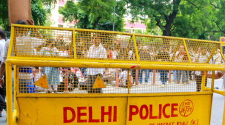 दिल्ली: नेब सराय में शॉर्ट सर्किट से लगी आग, पुलिस की तत्परता से टला बड़ा हादसा