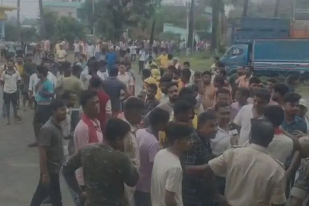 गोड्डा में पंचायत के मुखिया पर दिनदहाड़े फायरिंग, बाल-बाल बचे, ग्रामीणों ने घेरा थाना