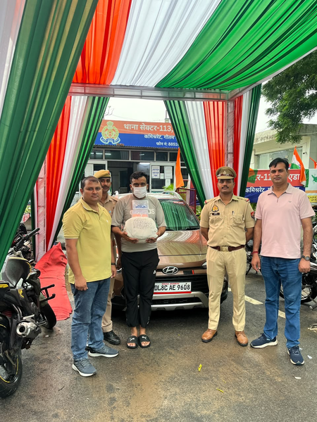 दिल्ली पुलिस के फर्जी सब-इंस्पेक्टर की वर्दी पहनकर घूम रहा युवक गिरफ्तार, भारी मात्रा में सामान बरामद