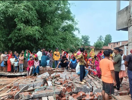झारखंडः गिरिडीह में निर्माणाधीन मकान का छज्जा गिरा, मलबे में दबकर मां-बेटे की मौत