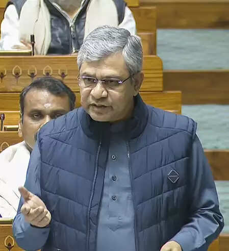 रेलवे स्टेशन पर अब समय पर आ रही 80 प्रतिशत मेल और एक्सप्रेस ट्रेन : अश्विनी वैष्णव