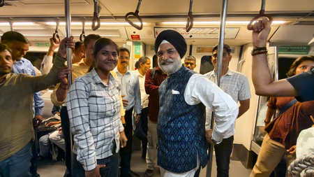 दिल्ली के उपराज्यपाल ने किया मेट्रो में सफर, दिल्लीवासियों से 'फ्यूल सेविंग' की अपील की