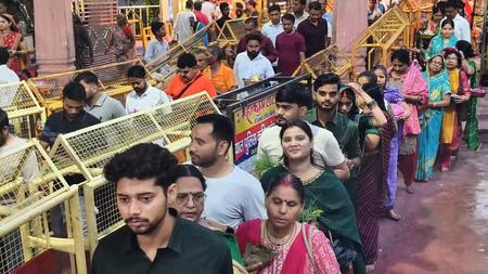 सावन के पहले सोमवार पर शिवालयों में उमड़ा आस्था का सैलाब, रात से ही लगी भक्तों की लंबी कतारें