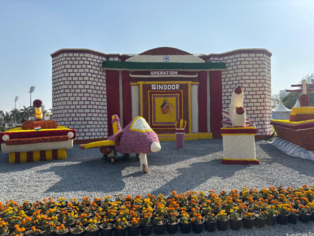 ग्रेटर नोएडा : 'ऑपरेशन सिंदूर' की प्रेरणा से महकी पुष्प प्रदर्शनी, बेंगलुरु से मंगाए गए खास फूल, 700 किलो शिमला मिर्च से बनी आकृति
