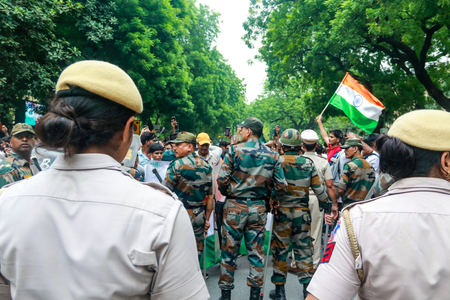 प्रदर्शनकारियों के लिए खाना ले जाने पर युवकों को हिरासत में लेने का दावा झूठा और भ्रामक : दिल्ली पुलिस