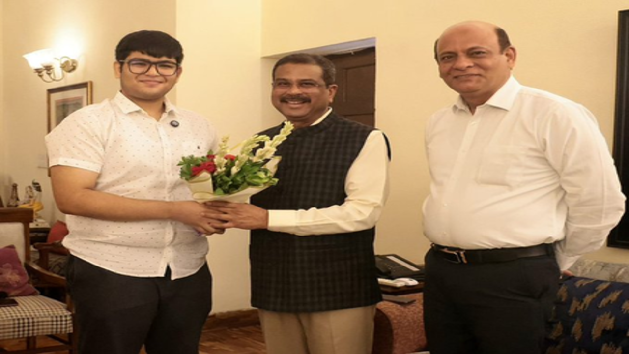 धर्मेंद्र प्रधान ने नीट-यूजी में दूसरी रैंक वाले पंशुल बंसल से मुलाकात की