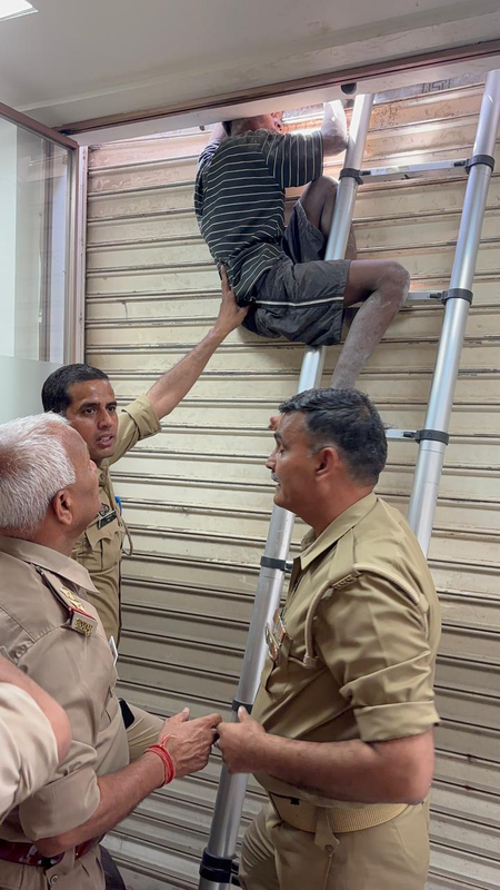 क्लीनिक में चोरी करने गया चोर शटर में फंसा, फायर सर्विस ने किया रेस्क्यू