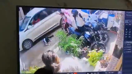 ग्रेटर नोएडा में कार चालक ने स्कूल जा रही बच्ची को मारी टक्कर, सीसीटीवी में कैद हुई घटना