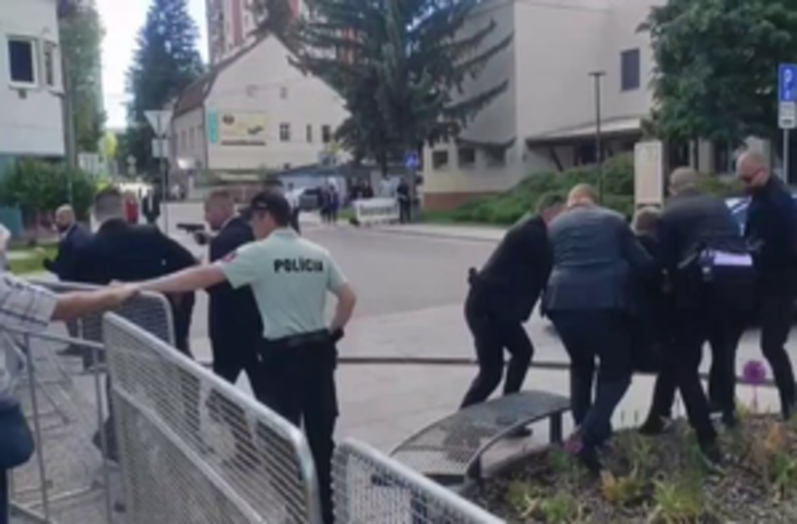 स्लोवाकिया के प्रधानमंत्री फिको पर 'जानलेवा' हमला, अस्पताल में जीवन के लिए कर रहे संघर्ष