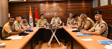 जम्मू-कश्मीर : डीजीपी ने पुलिस और सीएपीएफ के साथ हाइब्रिड बैठक की अध्यक्षता की