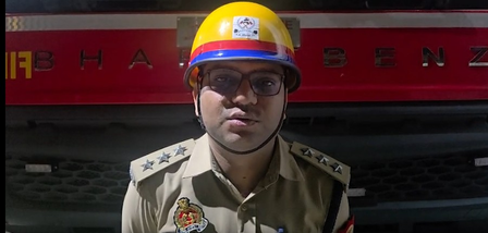 गाजियाबाद : ईवी कार में आग लगने से बिल्डिंग में भरा धुआं, लोगों ने दूसरी बिल्डिंग से कूदकर बचाई जान
