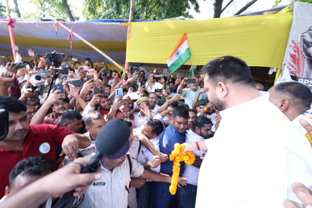 बिहार: छात्रों के समर्थन में गर्दनीबाग पहुंचे तेजस्वी यादव, बोले- महागठबंधन मजबूती से आपके साथ