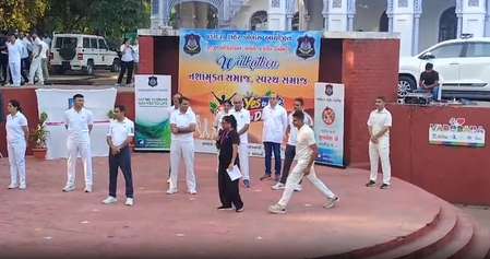 महात्मा गांधी की जयंती पर गुजरात पुलिस ने दिया 'नशा मुक्त समाज' का संदेश, अहमदाबाद और वडोदरा में वॉकथॉन का आयोजन