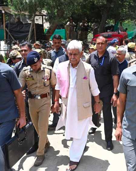 जम्मू-कश्मीर के उप-राज्यपाल ने नुनवान बेस कैंप में अमरनाथ यात्रा की तैयारियों का जायजा लिया