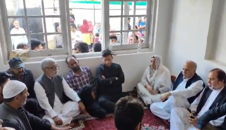 बडगाम: मृतक बच्ची के परिवार से मिलीं मंत्री सकीना इटू, दिया न्याय दिलाने का आश्वासन