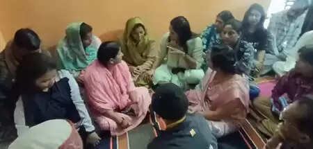 एमपी महिला कांग्रेस प्रदेश अध्यक्ष रीना पहुंचीं देवास, रोहिणी कलाम के परिजनों से की मुलाकात