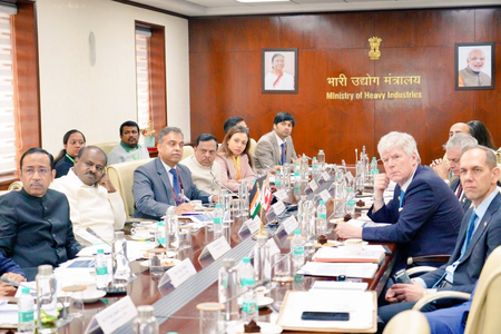 एचडी कुमारस्वामी और पीयूष गोयल से मिले कनाडाई मंत्री टिम हॉजसन