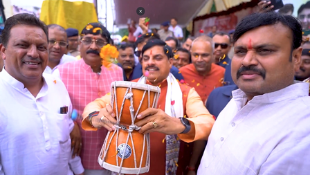 सीएम मोहन यादव ने जबलपुर में कांवड़ियों पर बरसाए फूल, डमरू बजाया, दादा गुरु संग चले पैदल