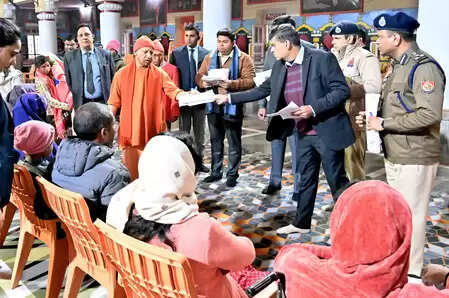 सीएम योगी ने सुनी जनता की फरियाद, कहा- हर समस्या का समाधान होगा, सबकी मदद करेंगे