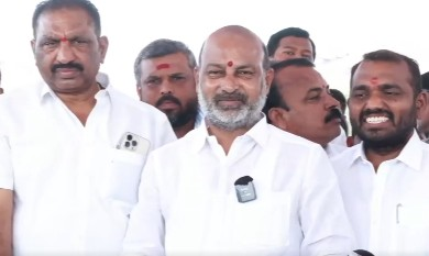 रेवंत रेड्डी केसीआर परिवार के भ्रष्टाचार पर पर्दा डाल रहे हैं: बंदी संजय कुमार