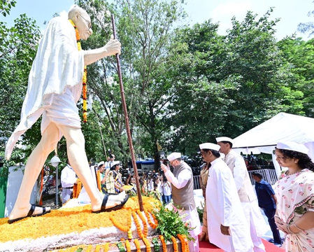 राज्यपाल और सीएम हेमंत ने महात्मा गांधी-लाल बहादुर शास्त्री को किया नमन, बापू वाटिका पहुंचकर दी श्रद्धांजलि