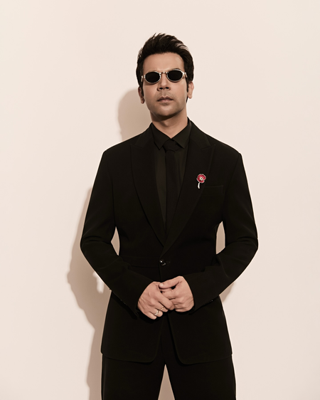 राजकुमार राव ने रीक्रिएट किया 'दीवार' का मशहूर सीन, अमिताभ बच्चन ने बजाईं तालियां
