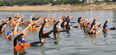 अंतरराष्ट्रीय योग दिवस से पहले प्रयागराज में 'जल योग', यमुना नदी में तैराकों ने किया अनोखा अभ्यास