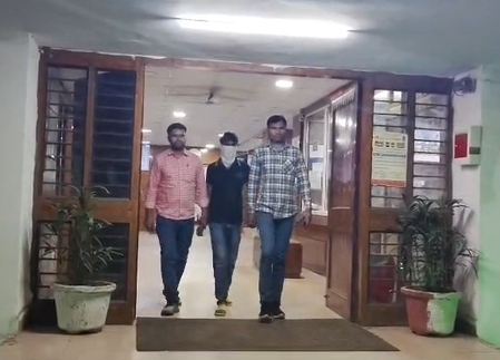 दिल्ली पुलिस की गिरफ्त में आया शातिर चोर, पैरोल पर रहते हुए भी वारदातों को दे रहा था अंजाम