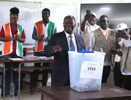 शी चिनफिंग ने अलसेन ड्रामने औटारा को राष्ट्रपति बनने पर बधाई दी