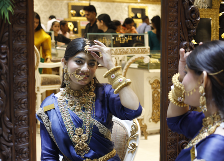 मुनाफावसूली के चलते सेफ-हेवन डिमांड घटने से कीमती धातुओं में गिरावट, सोने-चांदी की कीमतें करीब 1 प्रतिशत तक लुढ़कीं