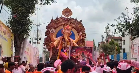 महाराष्ट्र-गुजरात में धूमधाम से हो रहा गणपति विसर्जन, ढोल-ताशों के साथ निकले विशाल जुलूस