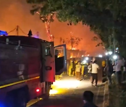 दिल्ली : शास्त्री पार्क फर्नीचर मार्केट में लगी भीषण आग, करोड़ों का सामान जलकर राख