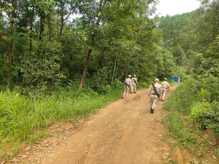 मणिपुर के सेनापति में गोलीबारी, सीआरपीएफ जवान घायल, घरों में लगाई गई आग