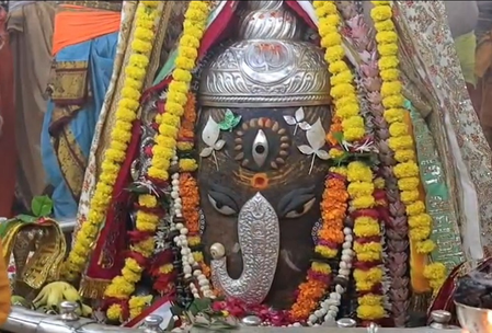 भस्म आरती: गणेश स्वरूप में सजे बाबा महाकाल; भांग, रुद्राक्ष की माला और फूलों से भव्य शृंगार
