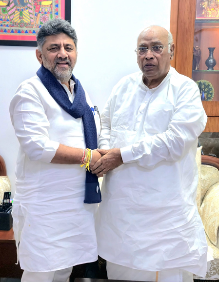 कर्नाटक: डीके शिवकुमार ने खड़गे का आशीर्वाद लिया, सीएलपी नेता के चुनाव को बताया 'तत्काल प्राथमिकता'