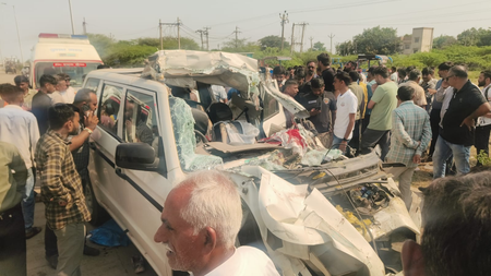 गुजरात के भावनगर में खड़ी ट्रेलर गाड़ी से एसयूवी की टक्कर, सात लोगों की मौत